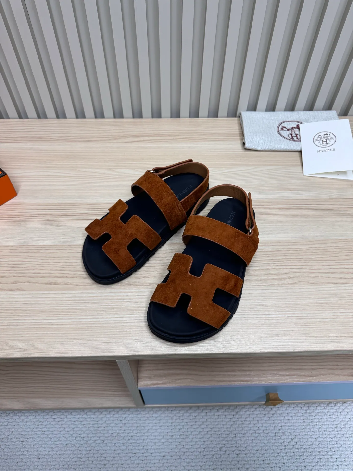 👟👟Ex-factory price 502👟👟Hermes🐎The extremely popular couple’s second uncle slippers/golden sandals and slippers, paired with various colorful socks, are so trendy!  ———————— Upper: imported cowhide/sheep leather/cloth/palmprint leather lining: imported cowhide/sheepskin outsole: Tpu non-slip and wear-resistant outsole Female size: 35-42 (40.41.42 non-returnable and non-exchangeable) Male code: 39-45 (45 non-returnable and non-exchangeable)